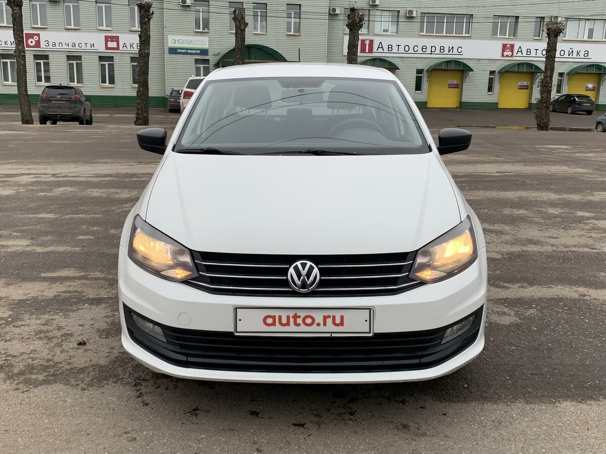 2017 Volkswagen Polo V Рестайлинг, белый, 829000 рублей - вид 1