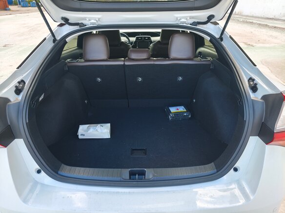 2020 Toyota Prius IV Рестайлинг (XW50), белый, 2750000 рублей - вид 20