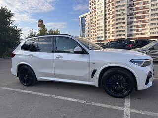 2020 BMW X5 45e IV (G05/G18), белый, 6550000 рублей, вид 1