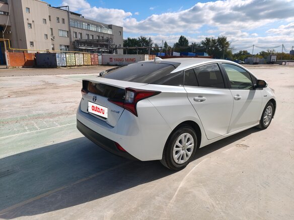 2020 Toyota Prius IV Рестайлинг (XW50), белый, 2750000 рублей - вид 8