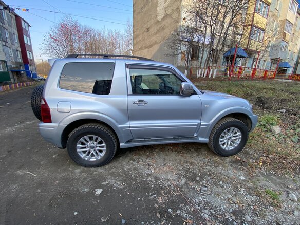 2004 Mitsubishi Pajero III Рестайлинг, серебристый - вид 3