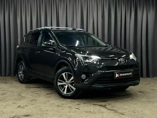 Үш ер адам желіде мас адамды сиқырлайды