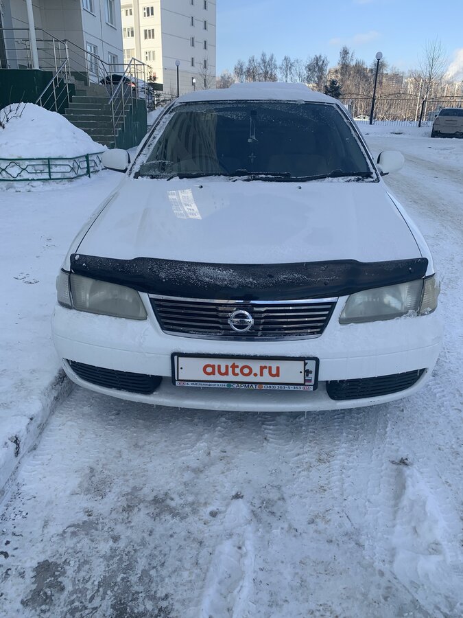 Белый ниссан санни