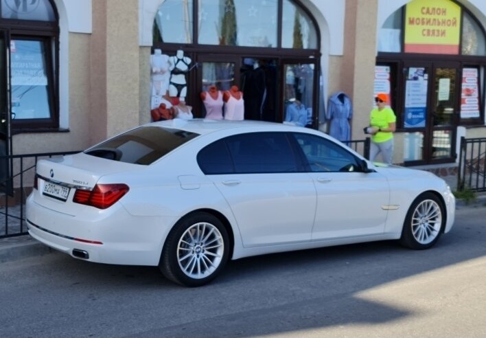 2013 BMW 7 серии Long 750Li xDrive V (F01/F02/F04) Рестайлинг, белый, 1650000 рублей - вид 1