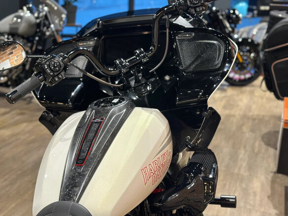 2024 Harley-Davidson CVO Road Glide ST, белый - вид 12