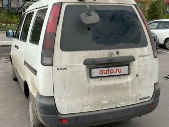 Белая тойота товн айс