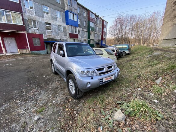 2004 Mitsubishi Pajero III Рестайлинг, серебристый - вид 1