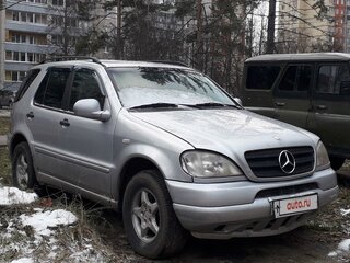 1998 Mercedes-Benz M-Класс 230 I (W163), серебристый, 500000 рублей, вид 1