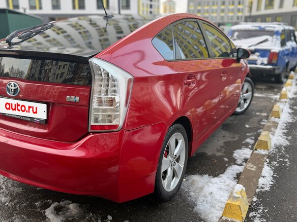 2009 Toyota Prius III (XW30), красный, 820000 рублей - вид 3