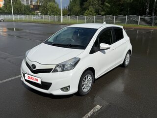 2012 Toyota Vitz III (XP130), белый, 720000 рублей, вид 1
