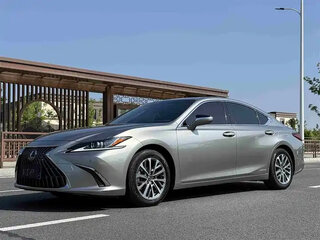 2021 Lexus ES 300h VII Рестайлинг, серебристый, 3930000 рублей, вид 1