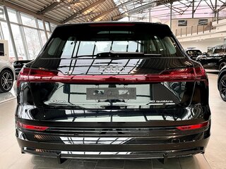 2022 Audi e-tron 50 I, чёрный, 6690000 рублей, вид 5