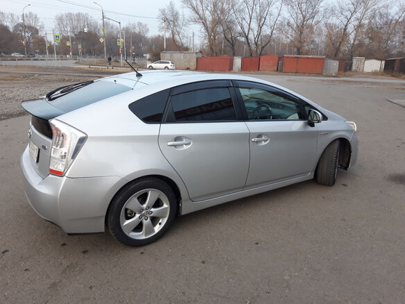 2011 Toyota Prius III (XW30), серебристый, 1299000 рублей - вид 3
