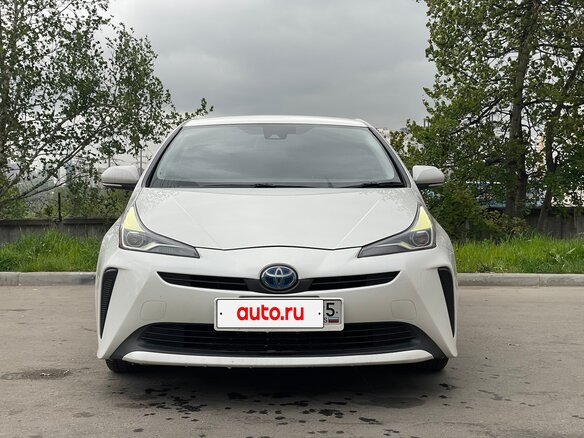 2019 Toyota Prius IV Рестайлинг (XW50), белый, 1750000 рублей - вид 2