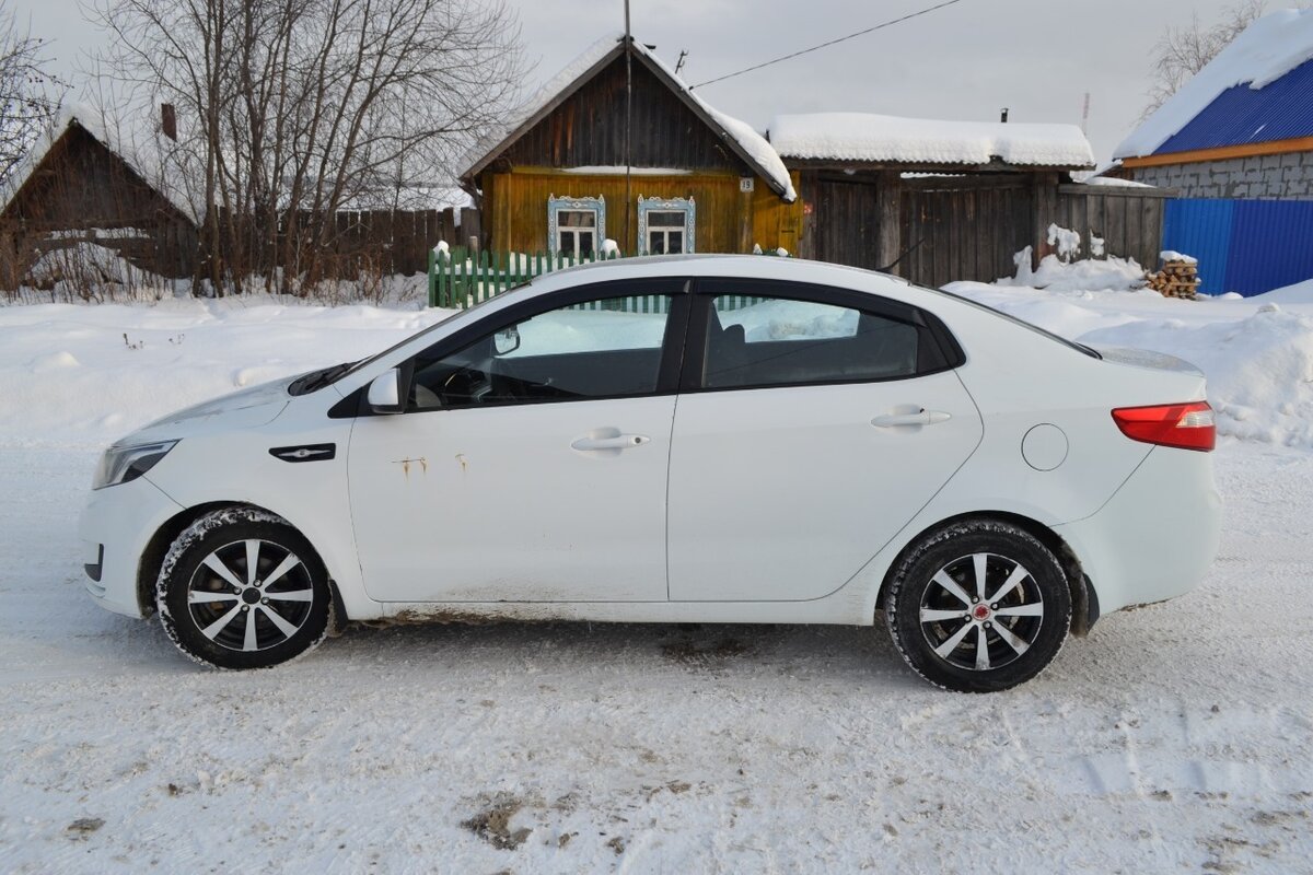 Купить б/у Kia Rio III 1.4 AT (107 л.с.) бензин автомат в Ачите: белый ...