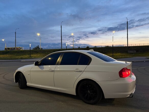 2011 BMW 3 серии 320i V (E90/E91/E92/E93) Рестайлинг, белый, 1000000 рублей - вид 4