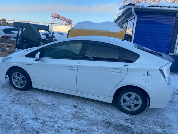 2011 Toyota Prius III (XW30), белый, 680000 рублей