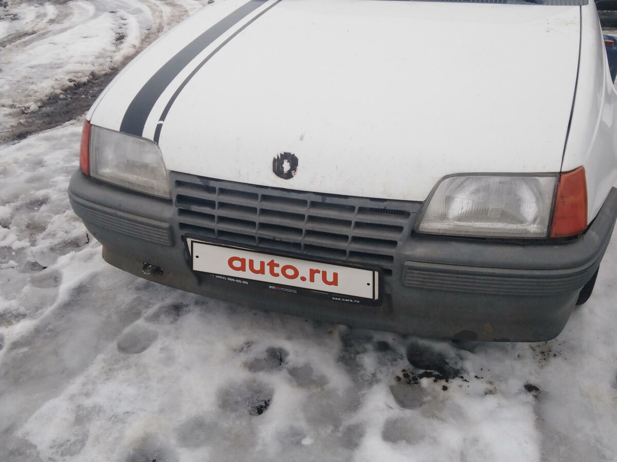 Белый опель кадет