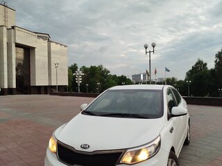 2015 Kia Rio III Рестайлинг, белый, 900000 рублей, вид 1