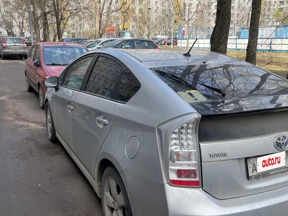 2010 Toyota Prius III (XW30), серебристый, 900000 рублей - вид 2