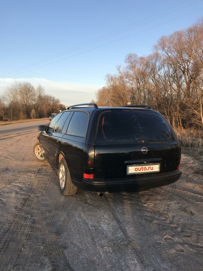 Зеленый опель омега