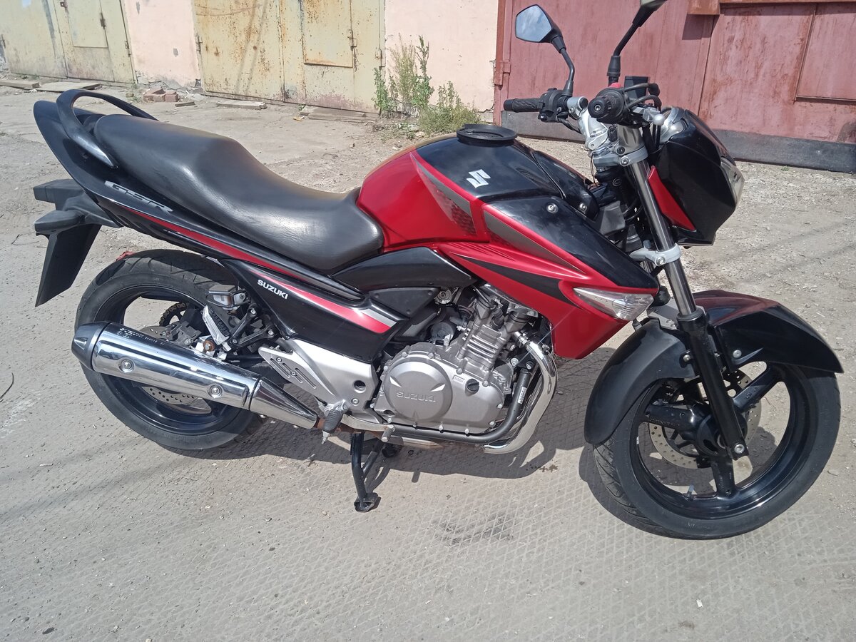 Suzuki GSR 250