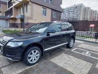 2009 Volkswagen Touareg I Рестайлинг, чёрный, 1050000 рублей, вид 3