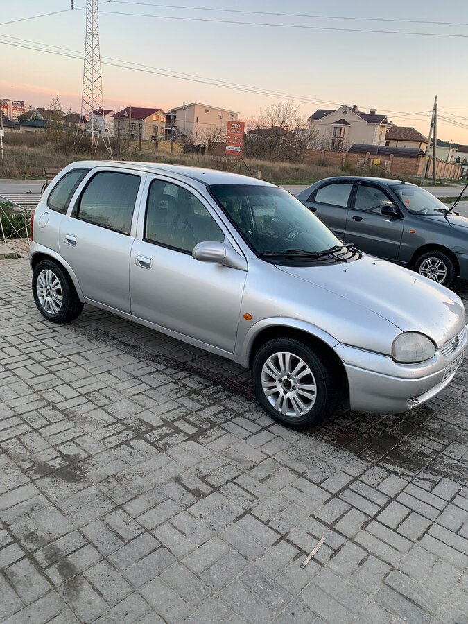 Опель корса серебристый
