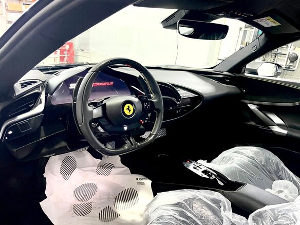 2022 Ferrari SF90 Stradale I, чёрный - вид 2