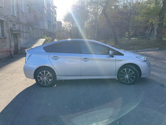 2009 Toyota Prius III (XW30), серый, 850000 рублей - вид 1