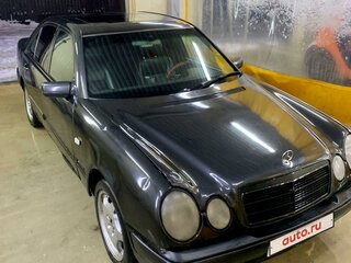 1995 Mercedes-Benz E-Класс 320 II (W210, S210), чёрный, 230000 рублей, вид 1