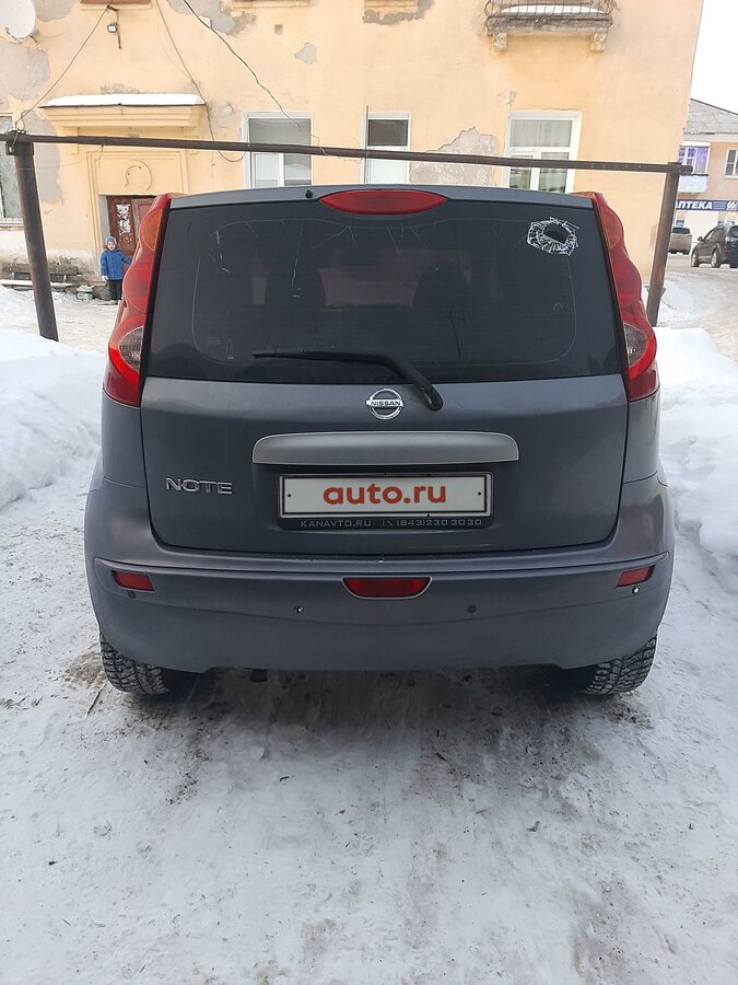 Серый ниссан ноут