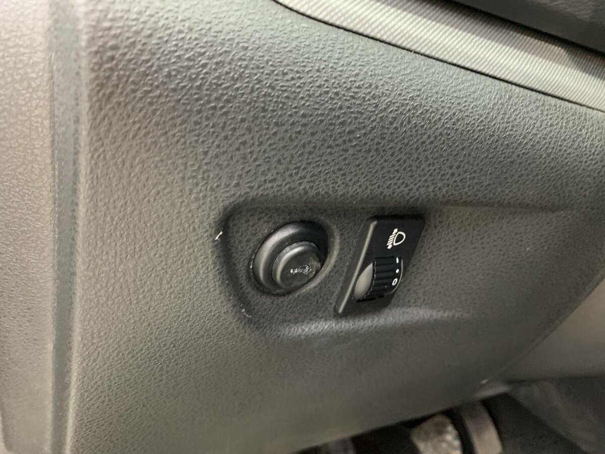 Где находится кнопка бензобака лада веста - фото