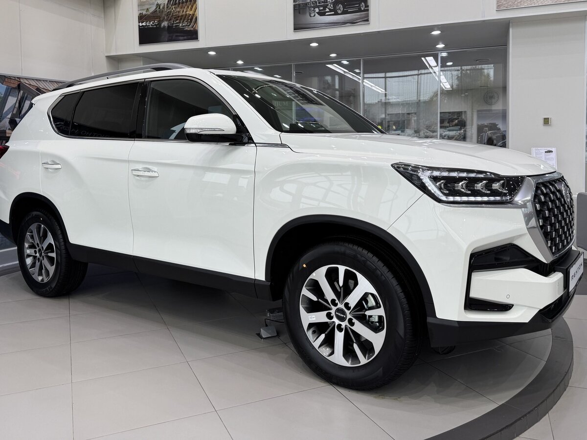 В России начались продажи семиместного внедорожника KGM Rexton