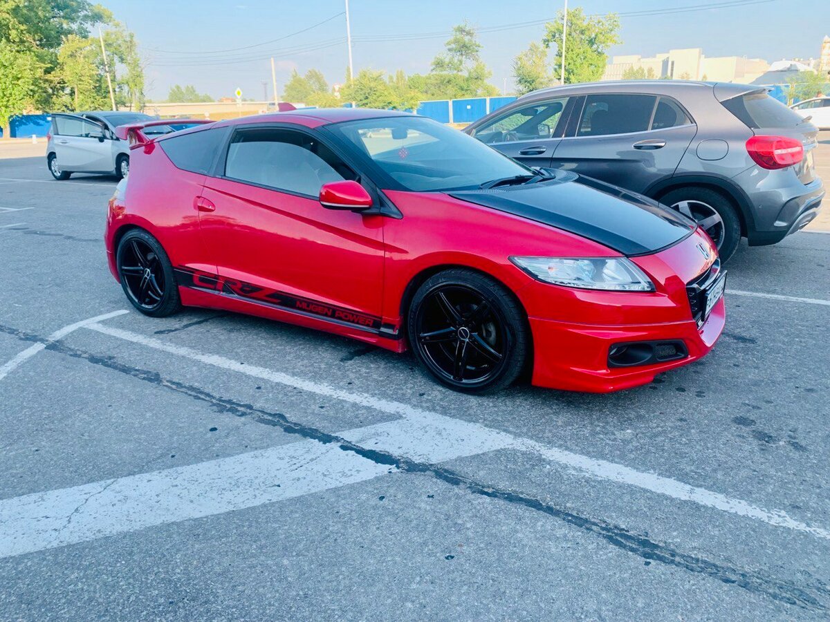 Хонда CRZ красная