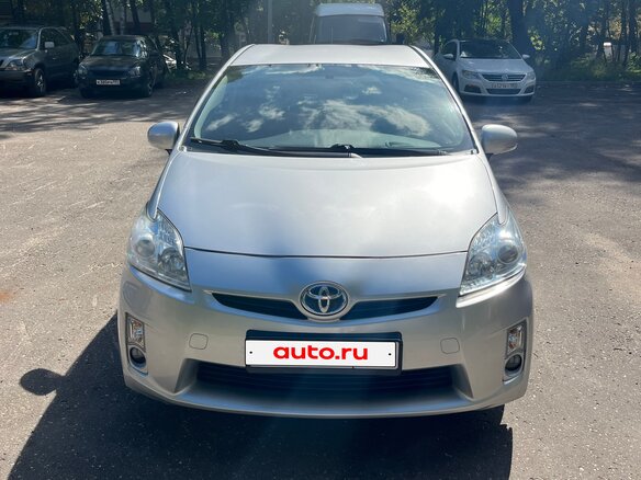2010 Toyota Prius III (XW30), серебристый, 1050000 рублей