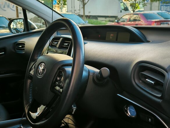 2019 Toyota Prius IV Рестайлинг (XW50), серебристый, 1910000 рублей - вид 12