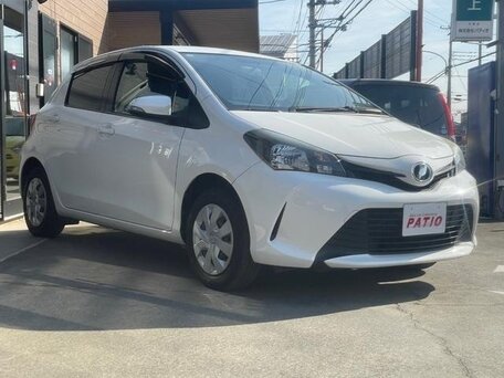 2015 Toyota Vitz III (XP130) Рестайлинг, белый, 752580 рублей, вид 3