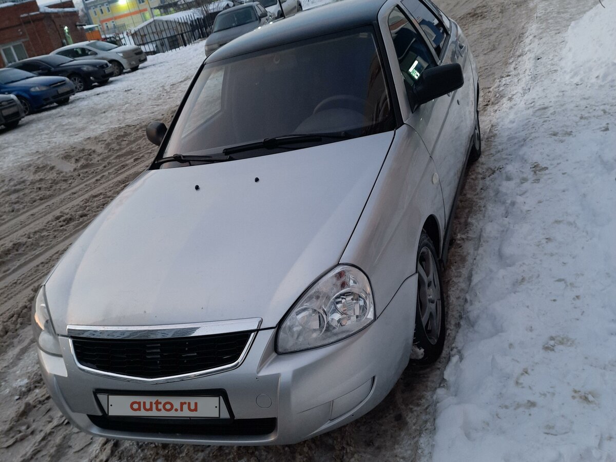 Лада Приора хэтчбек серебристая зима