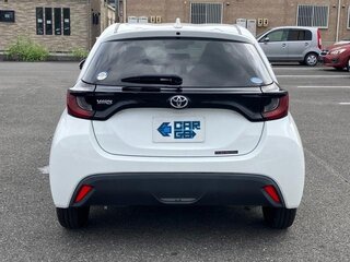 2022 Toyota Yaris IV, белый, 700000 рублей, вид 5