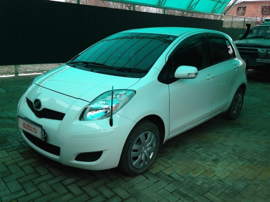Toyota Vitz 2010 White