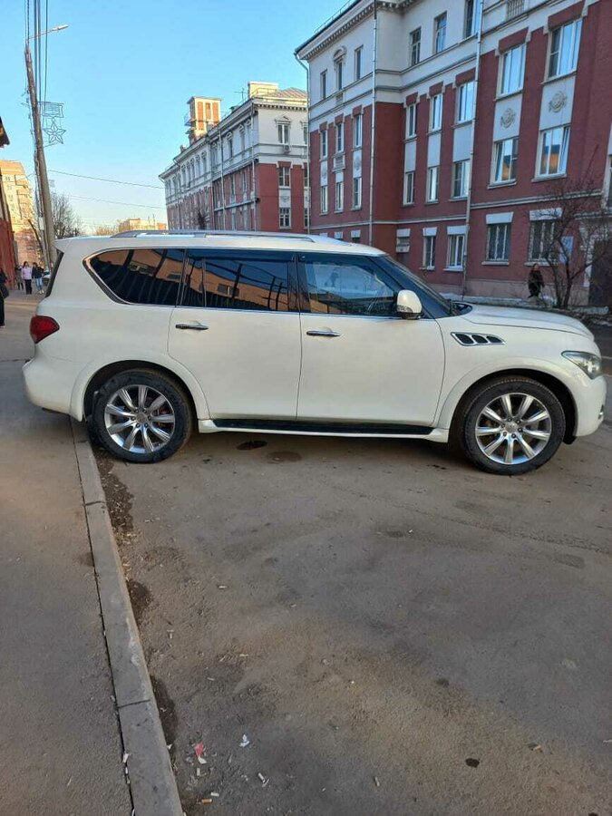 Инфинити qx56 белый