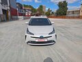 2020 Toyota Prius IV Рестайлинг (XW50), белый, 2750000 рублей - вид 2