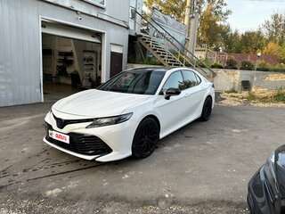 2019 Toyota Camry VIII (XV70), белый, 2100000 рублей, вид 1