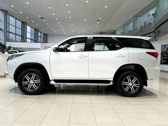 2023 Toyota Fortuner II Рестайлинг, белый, 7500000 рублей - вид 4
