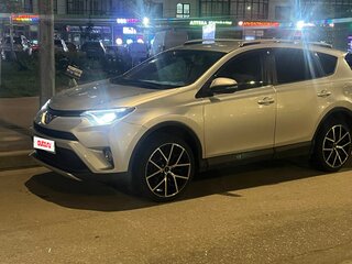 2015 Toyota RAV4 IV (XA40) Рестайлинг, серебристый, 1850000 рублей, вид 1