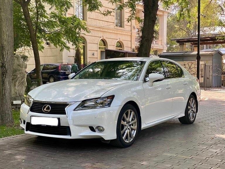 Белый лексус седан