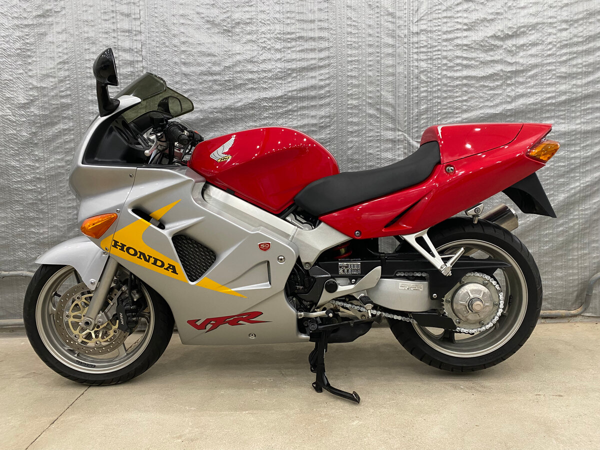 Honda VFR 800 1999 красная
