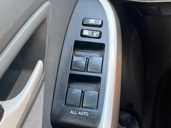 2010 Toyota Prius III (XW30), серебристый, 1050000 рублей - вид 17