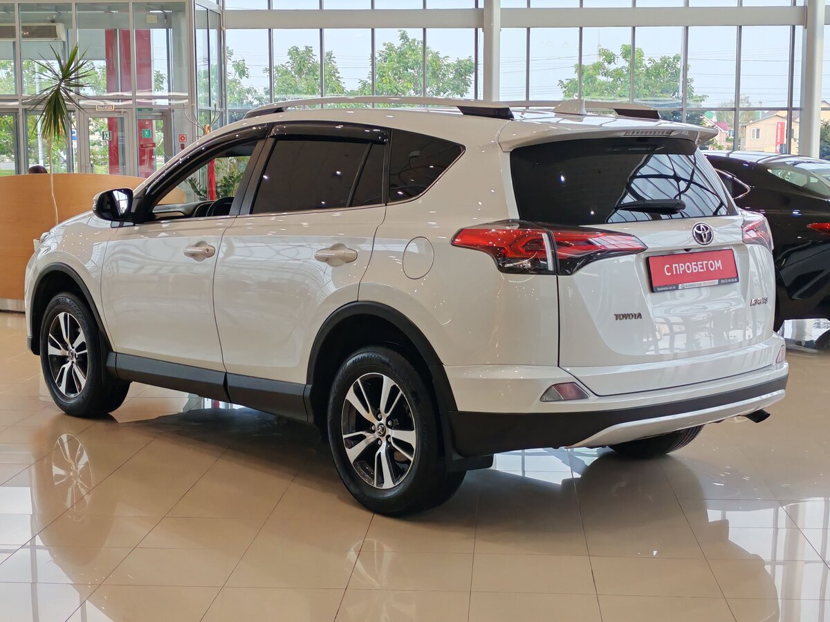 Тойота РАВ4 сзади